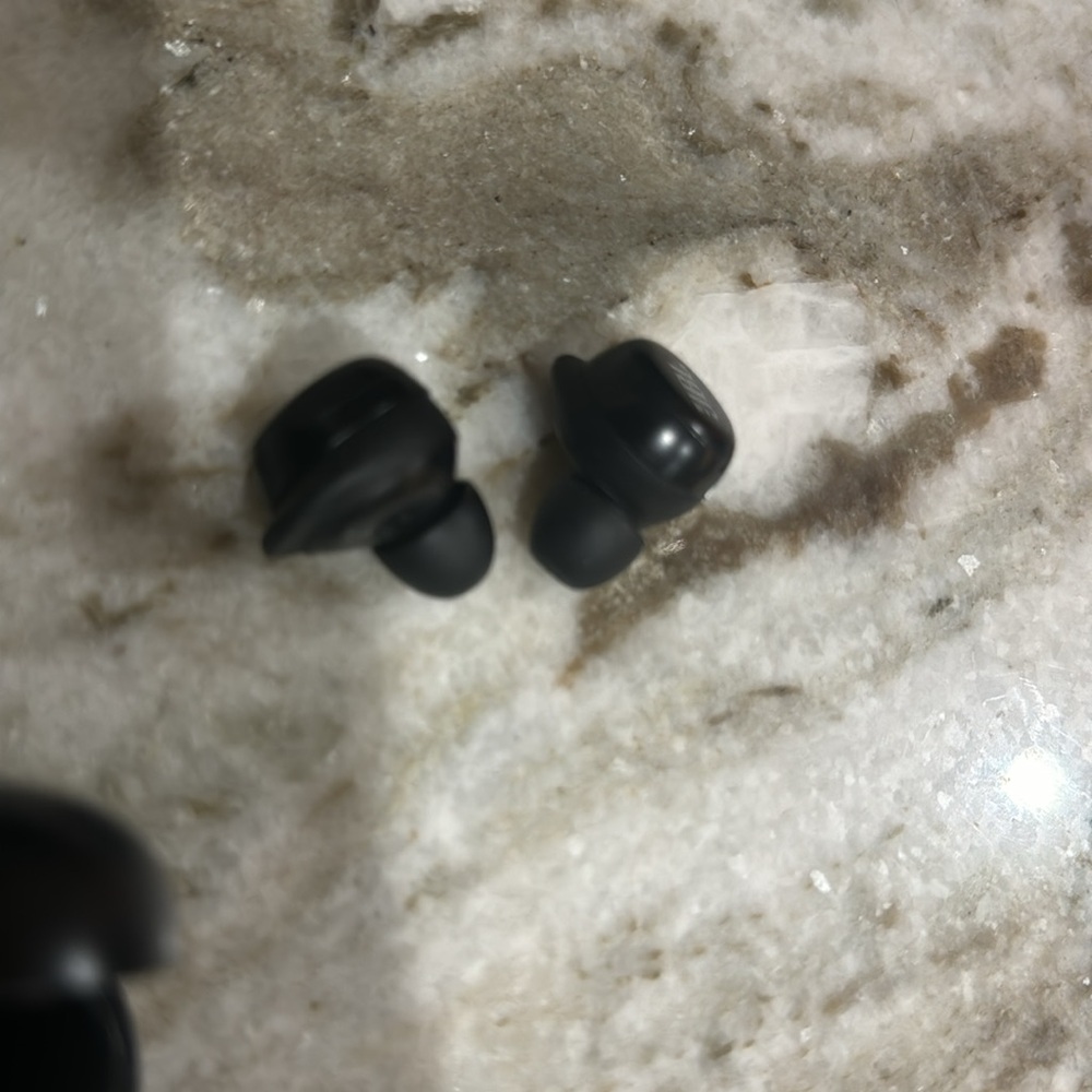 JBL Tune Buds Earphones, Bluetooth and Wireless, Water Resistant Noise Canceling - Picture 6 of 7